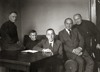 Сергей Рахманинов (в центре), Сергей Жаров (рядом слева) и артисты Донского казачьего хора. 1920-е годы